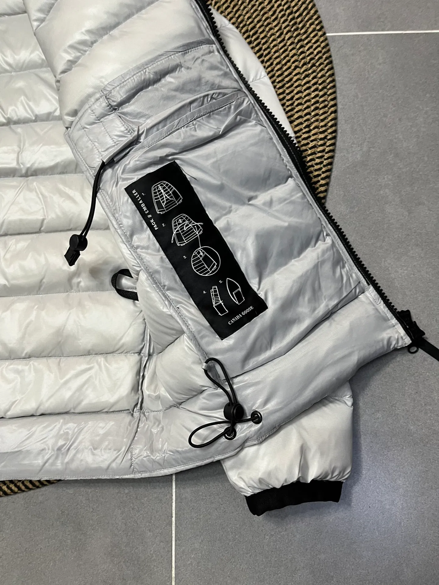 P940 Top 🔥purchase version 𝘾𝘼𝙉𝘼𝘿𝘼 𝙂𝙊𝙊𝙎𝙀/Canada Goose 2227 thin and light style. It’s super lightweight and doesn’t feel any weight on your upper body at all! Show more temperament‼  Canada Goose, a Canadian brand, has always been recognized as the warmest down jacket. Various Instagram celebrities, Internet celebrities, and celebrities often wear it for street photos. I make Canada Goose every year, but I still can’t get rid of my love for the goose. No matter how cold the winter is, there is no need to be afraid. Canada Goose is the legendary warmest down jacket and is known as a must-have for Arctic outdoor sports! The most popular down jacket in the world, celebrities are rushing to buy it, it is a must-have! Size: S-2XL Color: silver gray (red label) silver gray (black label), black (red label), black (black label), dark blue
